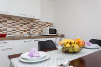 Kuchyň nebo kuchyňský kout v ubytování Apartmani Obala