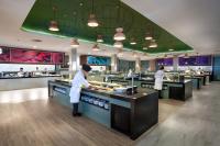 dos chefs preparando comida en una cocina de restaurante en Hotel Riu Chiclana - All Inclusive, en Chiclana de la Frontera