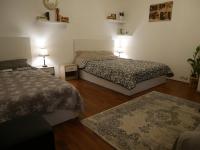 1 dormitorio con 2 camas, alfombra y 2 lámparas en Jolie Place Old Town, en Timisoara