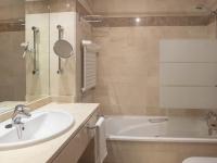 A bathroom at Aparthotel Campus