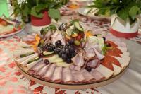 una bandeja de comida en una mesa en Harmony Hotel, en Kumanovo