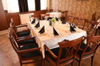 una mesa larga con sillas y un mantel blanco en Harmony Hotel, en Kumanovo