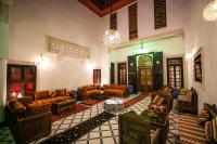 una sala de estar con sofás y sillas en un edificio en Dar Layali Fez, en Fez