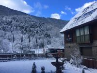 Nespecifikovaný výhled na hory nebo výhled na hory při pohledu z hotelu