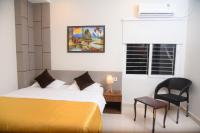 ディブルガルにあるHotel Tea Cityのベッドと机と椅子のある寝室