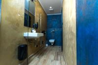 A bathroom at Apart Hotel GOLDEN apartments