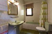 Kúpeľňa v ubytovaní INNOUTHOME Gran villa con piscina torrent del pi