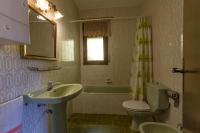 Kúpeľňa v ubytovaní INNOUTHOME Gran villa con piscina torrent del pi