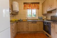 Kuchyňa alebo kuchynka v ubytovaní INNOUTHOME Gran villa con piscina torrent del pi