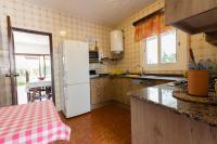 Kuchyňa alebo kuchynka v ubytovaní INNOUTHOME Gran villa con piscina torrent del pi