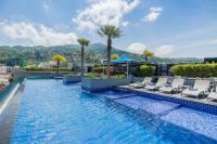 Bazén v ubytování Best Western Patong Beach nebo v jeho okolí