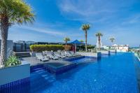 Bazén v ubytování Best Western Patong Beach nebo v jeho okolí