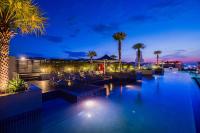 Bazén v ubytování Best Western Patong Beach nebo v jeho okolí