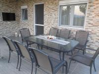 Telewizja i/lub zestaw kina domowego w obiekcie Costa Petra - Luxury Seaside Cottage with Garden - Vacation House for families in Greece
