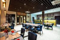 ein Restaurant mit Tischen und Stühlen und eine Bar in der Unterkunft Sezony. Restauracja i Hotel in Kostrzyn