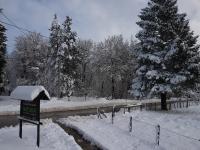 un panneau dans la neige à côté d&#39;une rivière dans l&#39;établissement Natura Plitvice Lakes, aux lacs de Plitvice