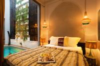 Un dormitorio con una cama con una bandeja de comida encima. en Riad Lumière, en Marrakech