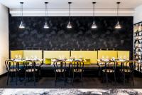 een eetkamer met een lange tafel met stoelen bij Novotel Paris 17 in Parijs