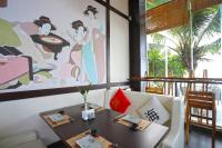 uma sala de jantar com uma mesa e um quadro na parede em Queenco Hotel & Casino em Sihanoukville