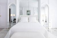 A bed or beds in a room at Hotel Suites Albayzin Del Mar