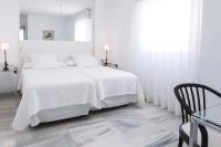 A bed or beds in a room at Hotel Suites Albayzin Del Mar