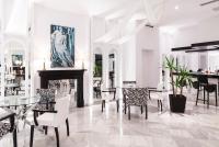 A seating area at Hotel Suites Albayzin Del Mar