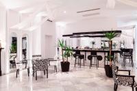 A restaurant or other place to eat at Hotel Suites Albayzin Del Mar