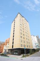 a tall building on the corner of a street at HOTEL SUI AKASAKA by ABEST in Tokyo