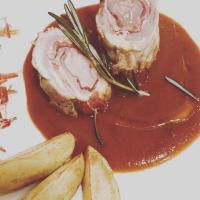 モンティジョにあるHotel Gran Sol De Extremaduraの肉とソース一皿