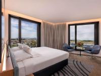 Novotel Christchurch Airportにあるベッド