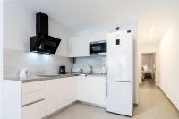 Kuchyň nebo kuchyňský kout v ubytování VV LOYANT CANTERAS "by henrypole home"