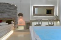 Łóżko lub łóżka w pokoju w obiekcie Zefi Hotel & Suites