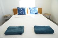 Postel nebo postele na pokoji v ubytování La Marina SeaView Penthouse