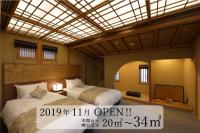 Una habitación de hotel con 2 camas con una señal de precio. en Gion Oyado Kikutani, en Kioto