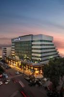 un gran edificio de oficinas con un estacionamiento delante de él en Radisson Blu Hotel, Beirut Verdun, en Beirut