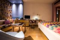 Symphony Style Hotel Kuwaitにあるテレビまたはエンターテインメントセンター