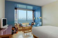 Symphony Style Hotel Kuwaitにあるテレビまたはエンターテインメントセンター