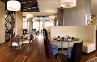 Un comedor con mesas, sillas y luces. en Radisson Blu Hotel & Convention Centre Kigali, en Kigali