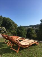un banco de madera sentado en el césped en un campo en FeWo Sirona, en Wallerfangen