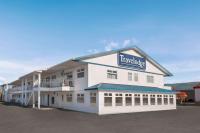 サーモンアームにあるTravelodge by Wyndham Salmon Arm BCの看板の付いた大きな白い建物