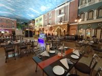 Veitingastaður eða matsölustaður á Regenta Inn Vadodara, 500m from Railway Station