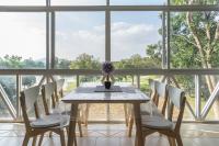Balkón nebo terasa v ubytování Golf View Suite Private Apartment Khao Yai