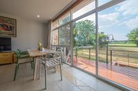 Balkón nebo terasa v ubytování Golf View Suite Private Apartment Khao Yai