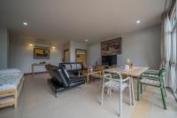TV a/nebo společenská místnost v ubytování Golf View Suite Private Apartment Khao Yai