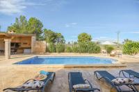 Bazén v ubytování Mallorcan stone house Villa Matias nebo v jeho okolí