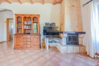 TV a/nebo společenská místnost v ubytování Mallorcan stone house Villa Matias