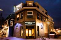 ザーンダムにあるGolden Zaan Hotel, Zaandam-Amsterdamの通りにレストランがある高いレンガ造りの建物