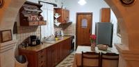 A kitchen or kitchenette at Madalo
