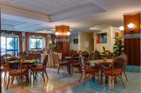 A restaurant or other place to eat at Hotel Caesar Palace