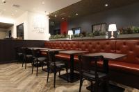 una fila de mesas y sillas en un restaurante en The Celecton Tsuchiura Ekimae, en Tsuchiura